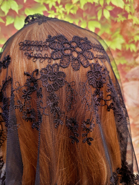 Large Half Moon Black Veil